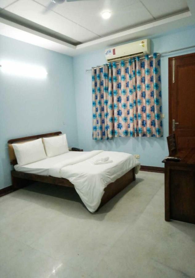 J P Residency Hotel Greater Noida Exterior photo